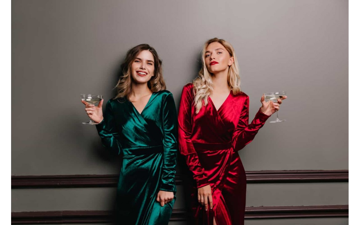 Tinute de cocktail pentru femei – cum alegi elementele vestimentare potrivite acestui dress code